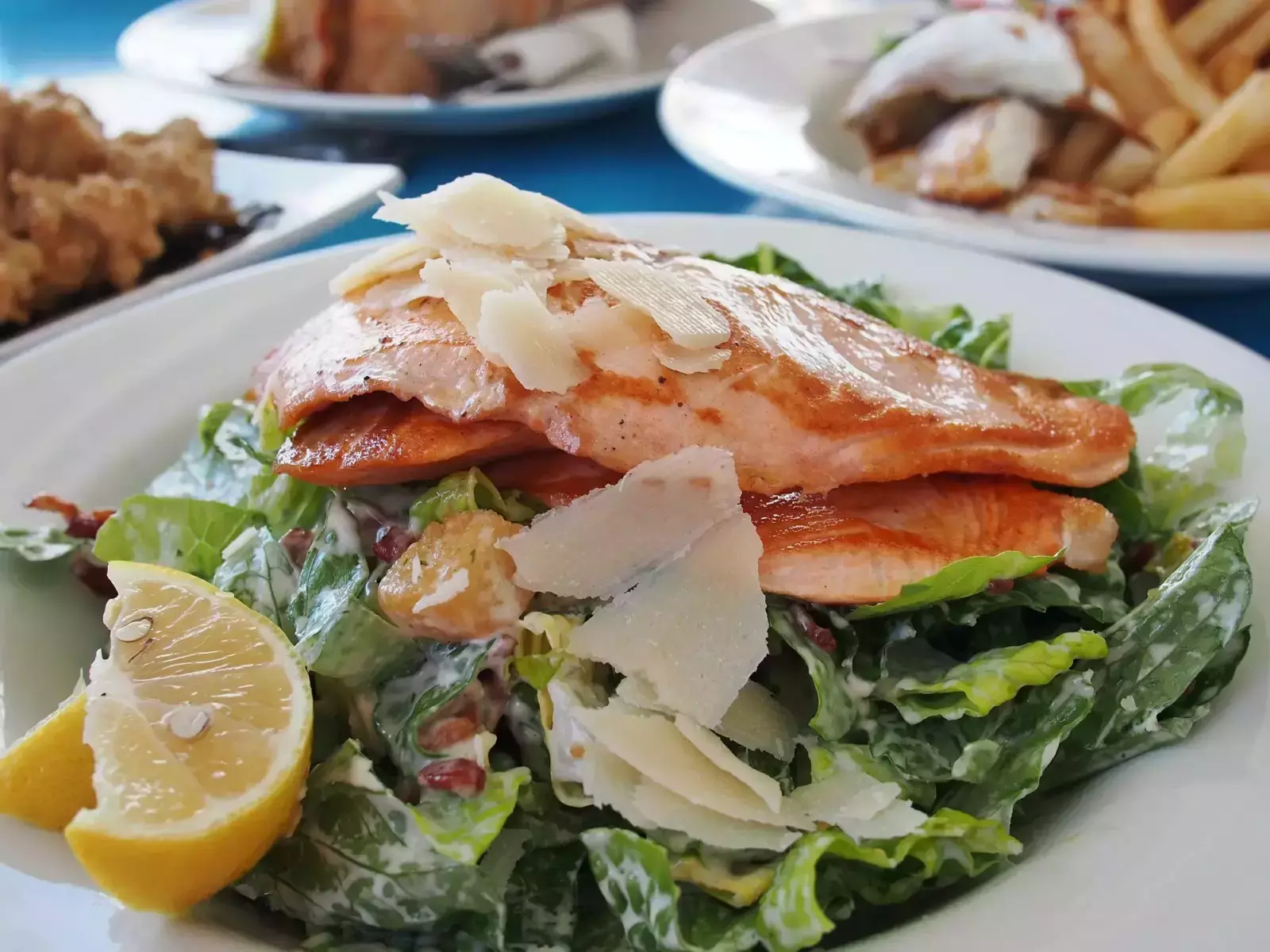 Пряная рыба с энергетическим салатом и йогуртовой заправкой Медведь и Слон
