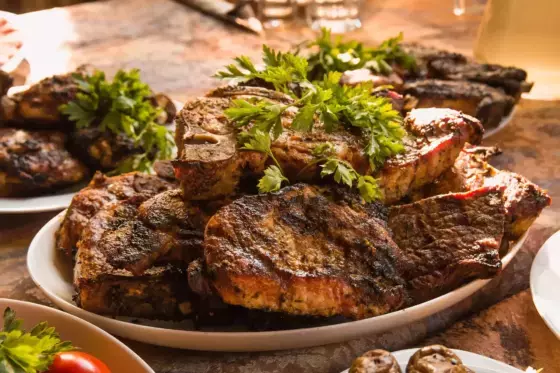 Барбекю из говяжьей грудинки с сальсой из маринованного перца Медведь и Слон